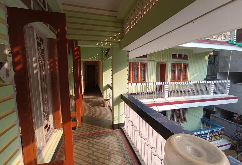 اتاق استاندارد چهارنفره با بالکن, Ajanta Lodge