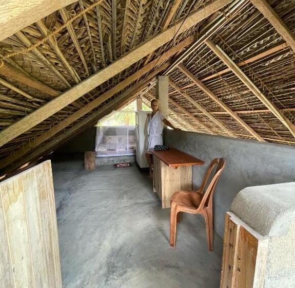 이코노미 룸, Plastic Bottle House   Dune Towers