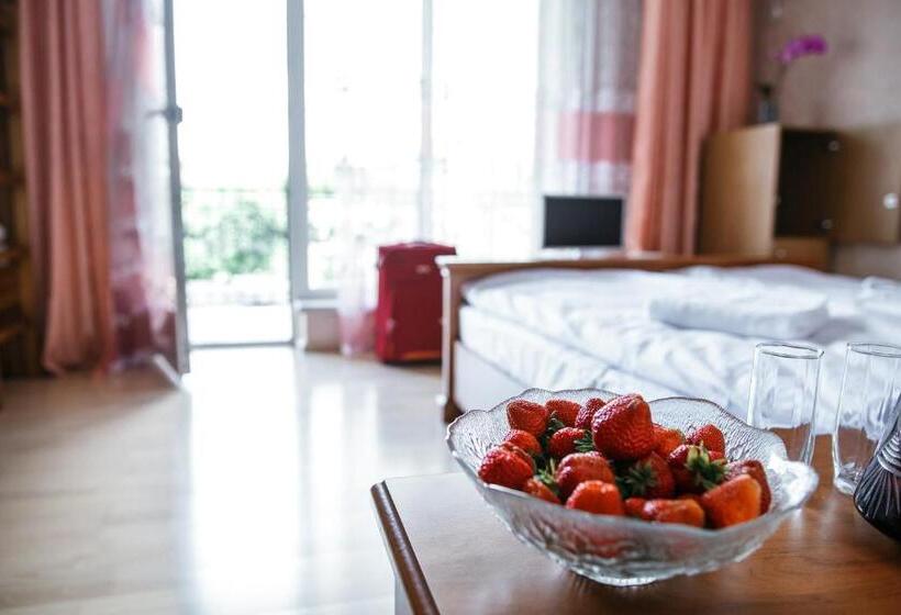 اتاق خانوادگی, Sweet Home Hostel