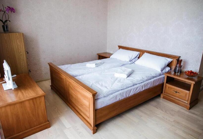 اتاق خانوادگی, Sweet Home Hostel