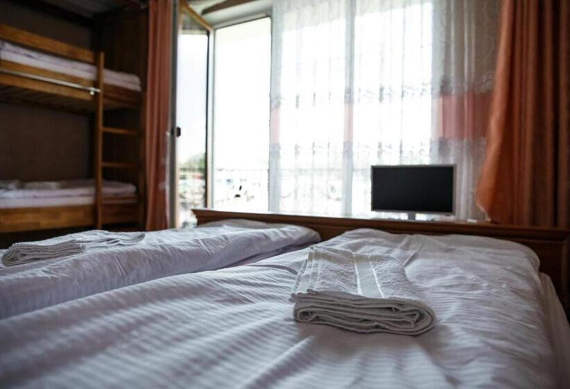 اتاق خانوادگی, Sweet Home Hostel