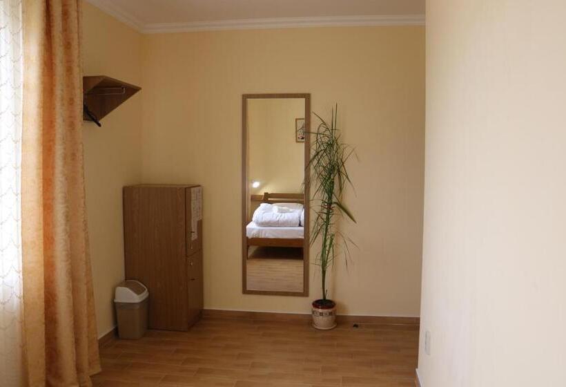 اتاق استاندارد با سرویس بهداشتی مشترک, Sweet Home Hostel