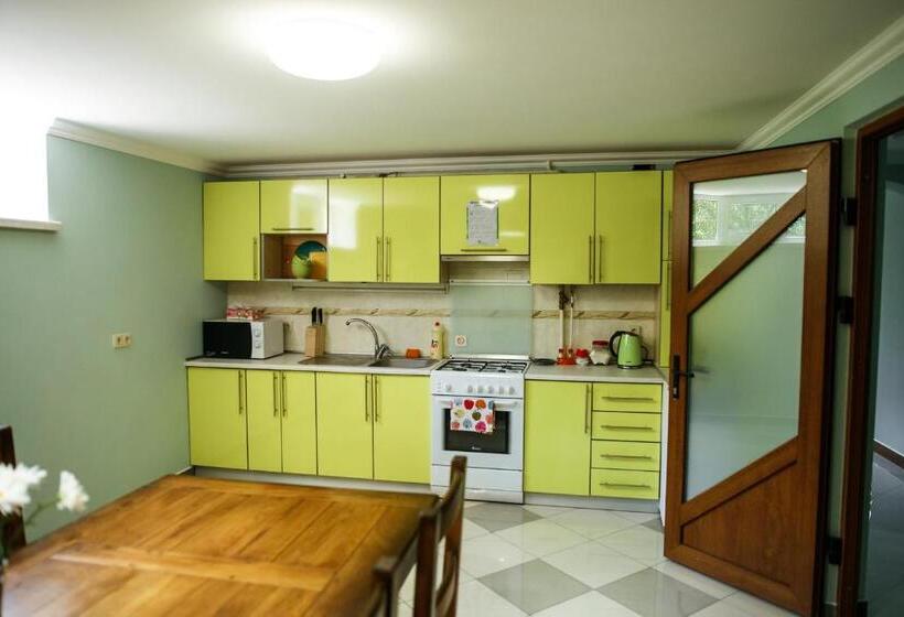 اتاق استاندارد با سرویس بهداشتی مشترک, Sweet Home Hostel