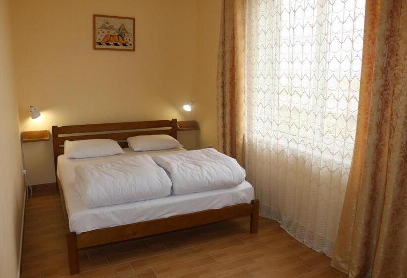 اتاق استاندارد با سرویس بهداشتی مشترک, Sweet Home Hostel