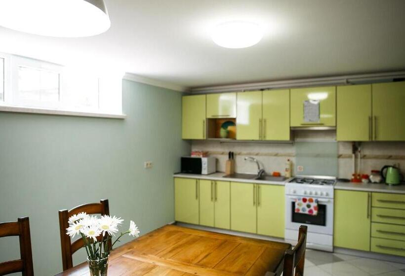 اتاق خانوادگی با سرویس بهداشتی مشترک, Sweet Home Hostel