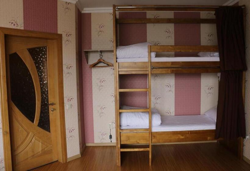اتاق خانوادگی با سرویس بهداشتی مشترک, Sweet Home Hostel