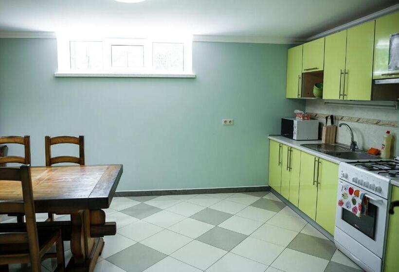 اتاق استاندارد با سرویس بهداشتی مشترک, Sweet Home Hostel