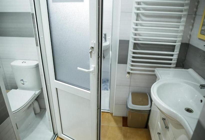 تختخواب در اتاق مشترک, Sweet Home Hostel