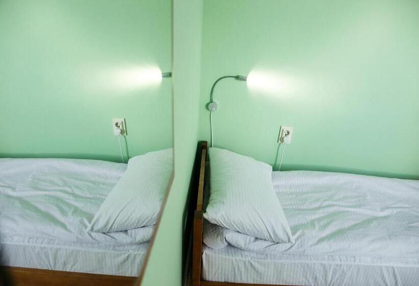 تختخواب در اتاق مشترک, Sweet Home Hostel