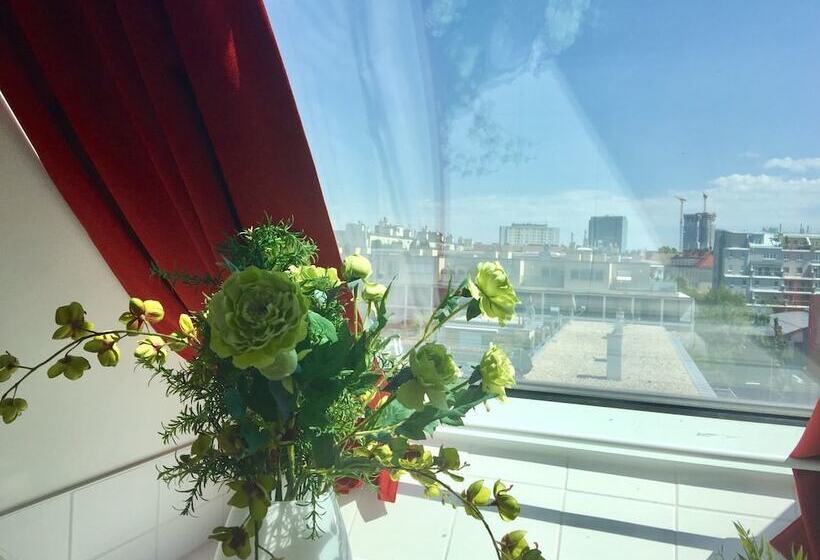 تختخواب در اتاق مشترک, A&t Hotel & Hostel