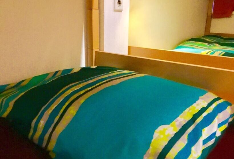 تختخواب در اتاق مشترک, A&t Hotel & Hostel