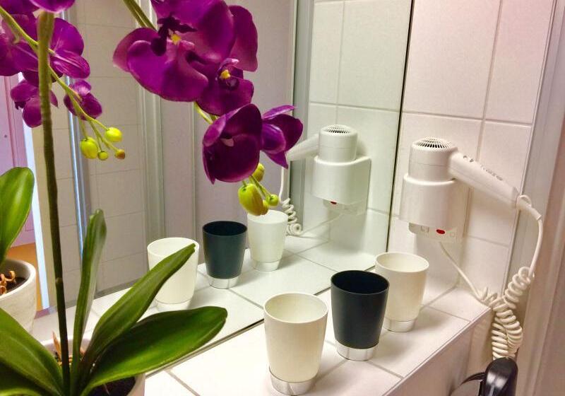 اتاق استاندارد چهار تخته, A&t Hotel & Hostel