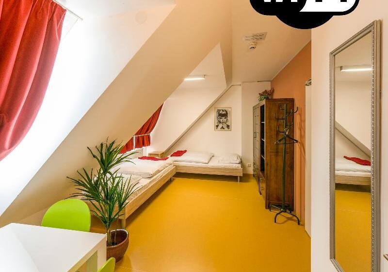 اتاق استاندارد سه نفره, A&t Hotel & Hostel