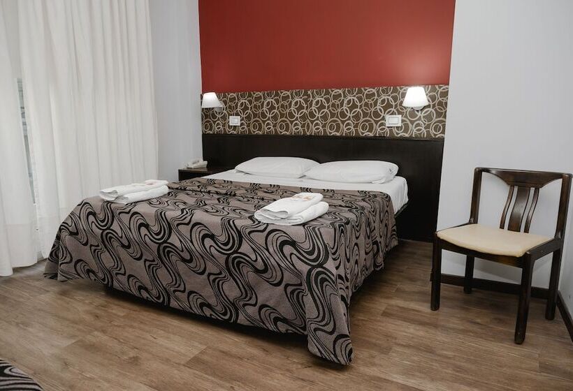 اتاق استاندارد سه نفره, Tucuman Palace