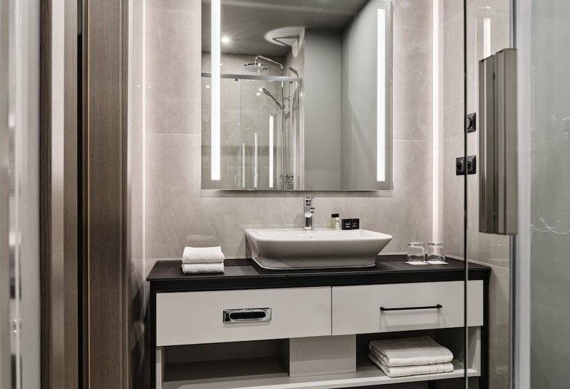 חדר דלוקס לשלושה, Leonardo Royal Hotel Warsaw