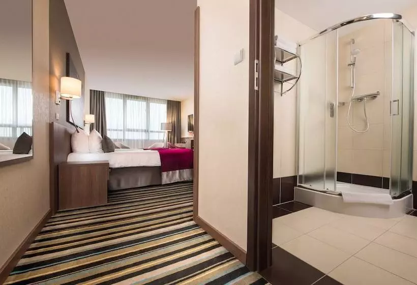 اتاق لوکس سه تخته, Leonardo Royal Hotel Warsaw