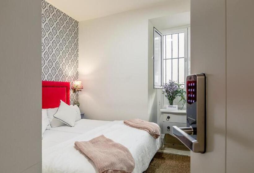 اتاق اکونومی, Nüa Santa Cruz