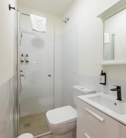 اتاق اکونومی, Nüa Santa Cruz