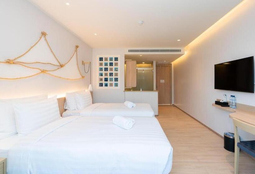 اتاق لوکس با چشم‌انداز استخر, Panwaburi Beachfront Resort