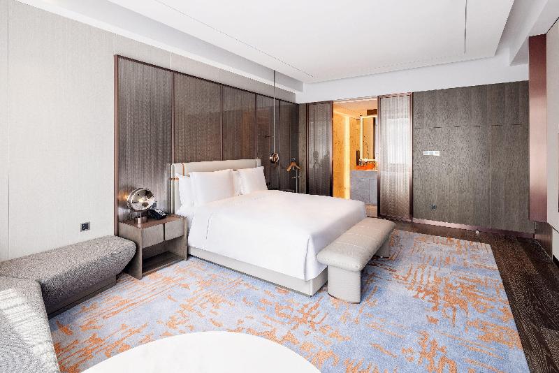 Suite, Crowne Plaza Qingdao Jinshui, An Ihg