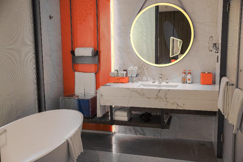 Standard Room King Size Bed, Crowne Plaza Qingdao Jinshui, An Ihg