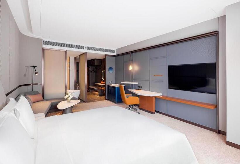 Standard Room King Size Bed, Crowne Plaza Qingdao Jinshui, An Ihg