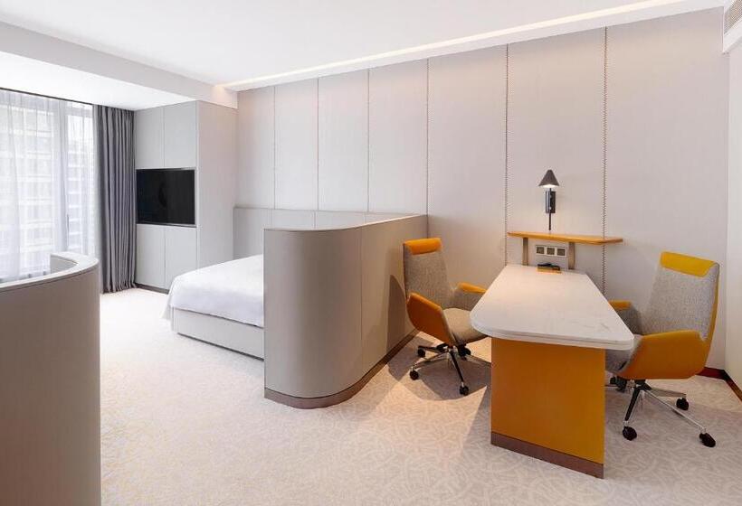 Standard Room with Sitting Room, Crowne Plaza Qingdao Jinshui, An Ihg