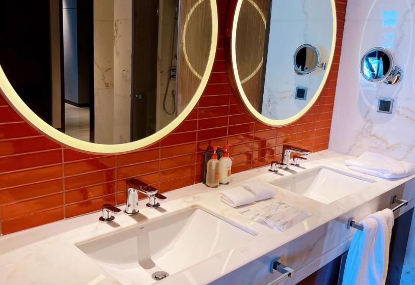 Standard Room with Sitting Room, Crowne Plaza Qingdao Jinshui, An Ihg