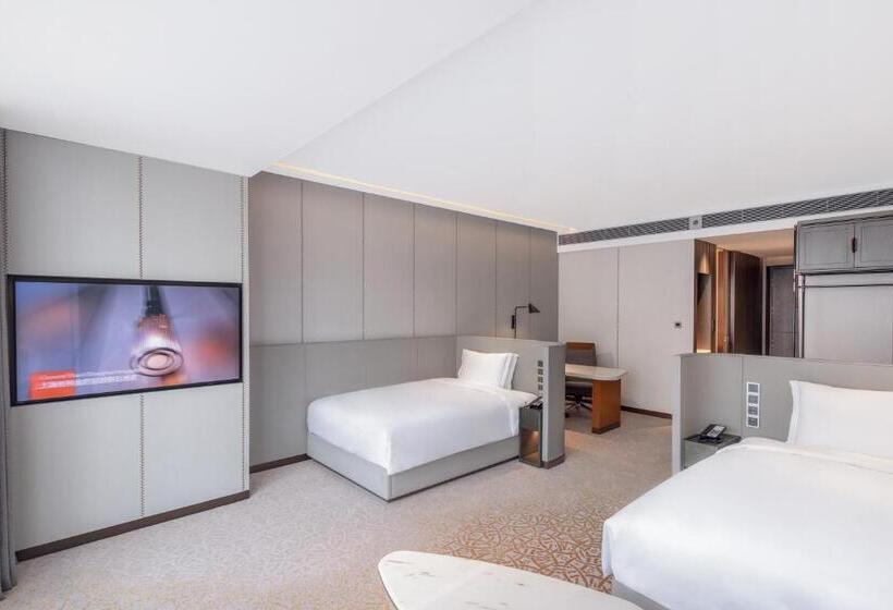 Standard Room with Sitting Room, Crowne Plaza Qingdao Jinshui, An Ihg