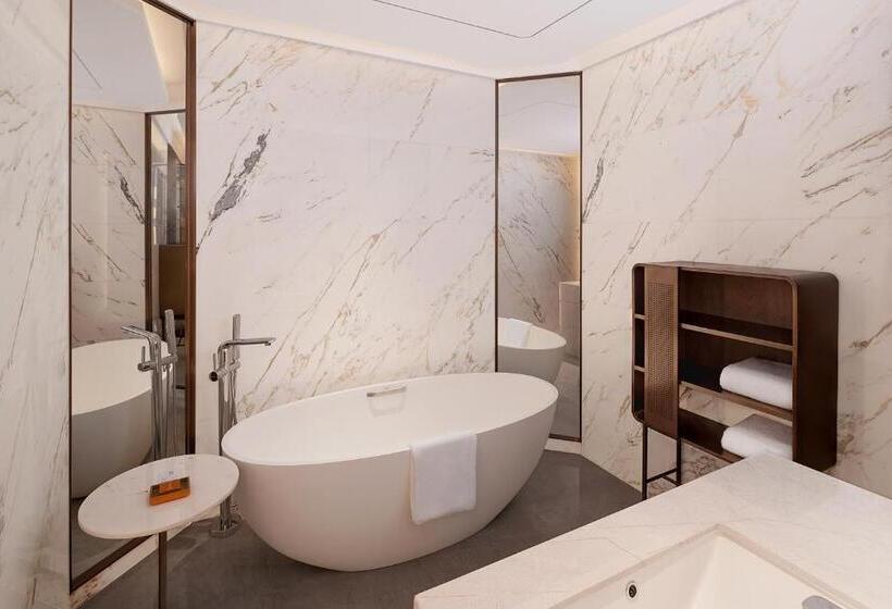 Suite, Crowne Plaza Qingdao Jinshui, An Ihg