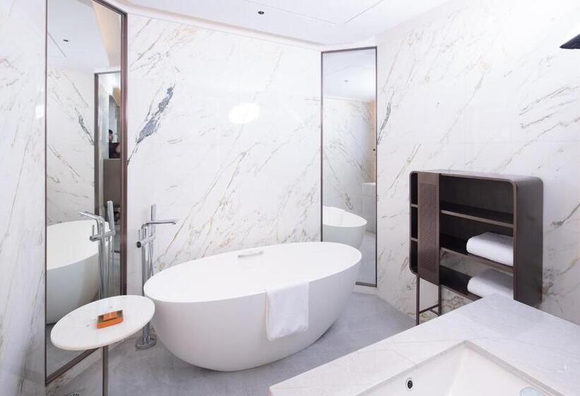 Suite, Crowne Plaza Qingdao Jinshui, An Ihg