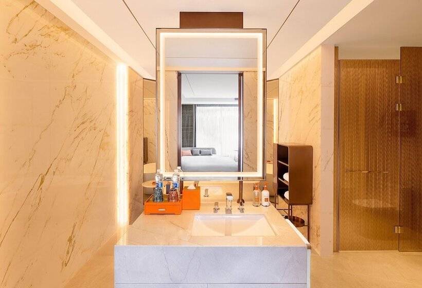 Suite, Crowne Plaza Qingdao Jinshui, An Ihg