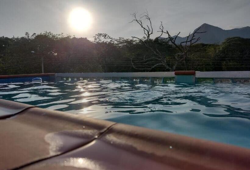 Люкс с Балконом, Hostal Bon Hábitat