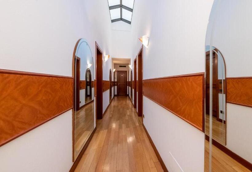 חדר סטנדרט לשלושה עם מרפסת, Fuori Città