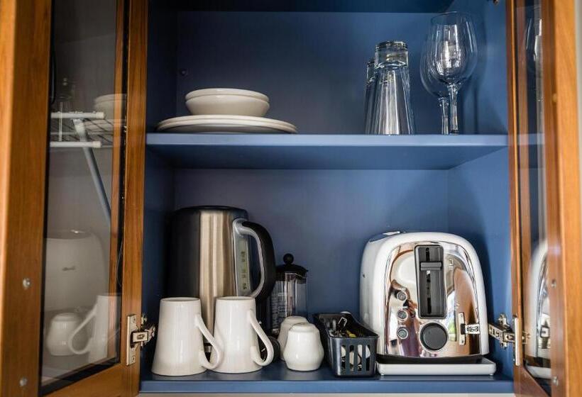 آپارتمان یک خوابه با دری مشترک که هال را جدا می کند., Beach House Studios