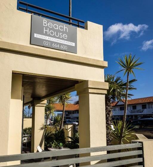 آپارتمان یک خوابه با دری مشترک که هال را جدا می کند., Beach House Studios