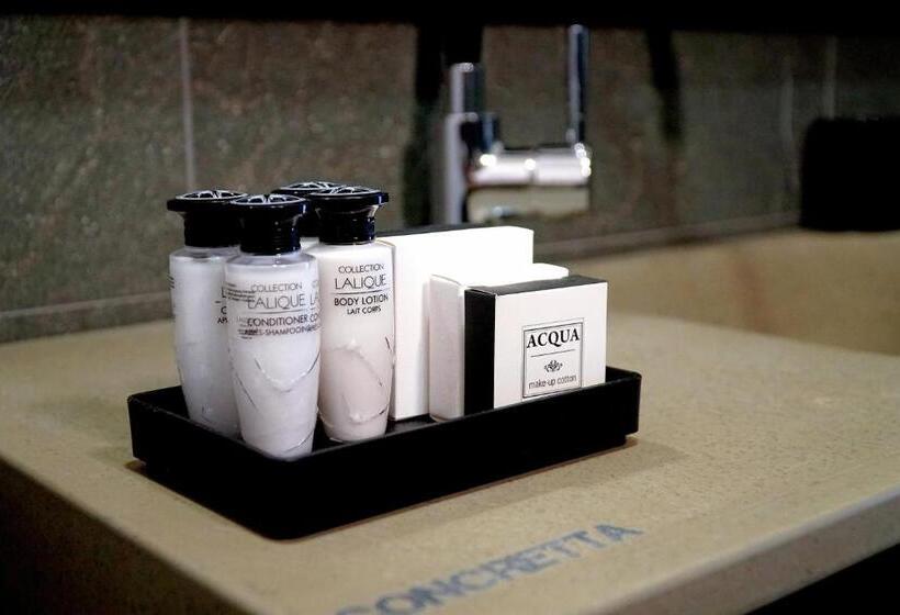 جناح مزوَّد بشرفة, Cota1110