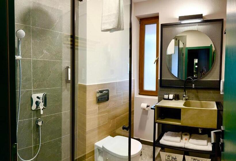 جناح مزوَّد بشرفة, Cota1110