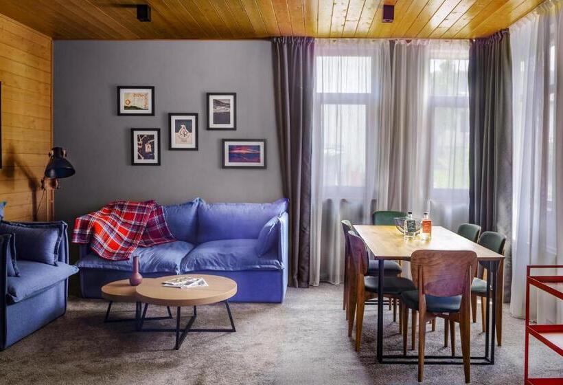 جناح مزوَّد بشرفة, Cota1110