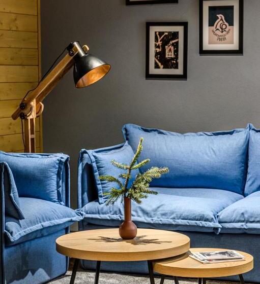 جناح مزوَّد بشرفة, Cota1110