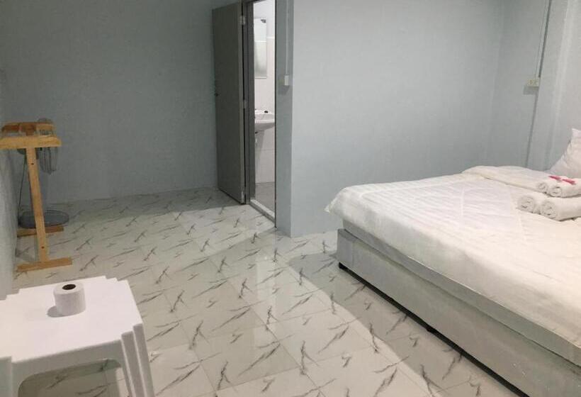 스탠다드 룸, The Brown House