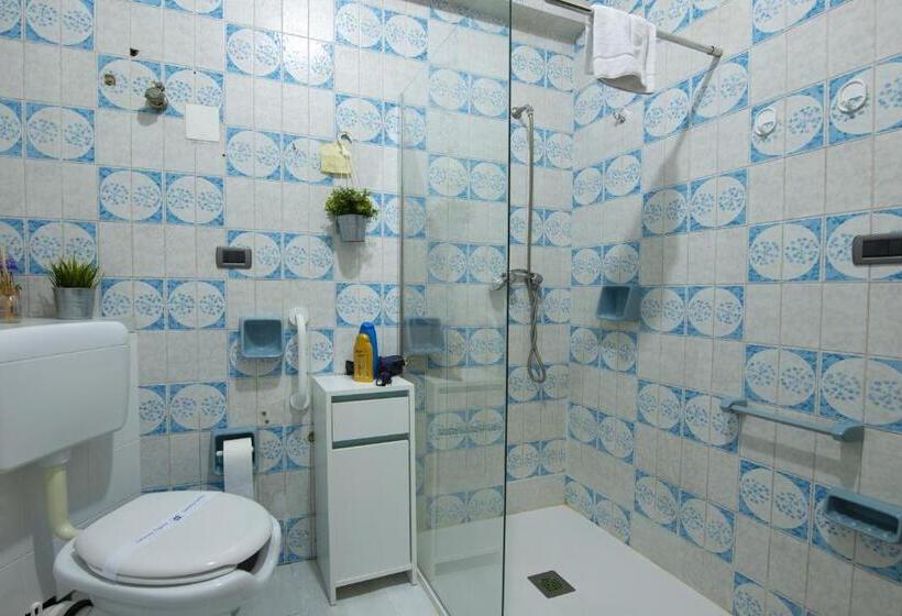 小型套房, Doctor House Standard, Suites & Luxury Rooms