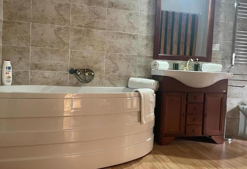 标准间带漩涡浴缸, Doctor House Standard, Suites & Luxury Rooms