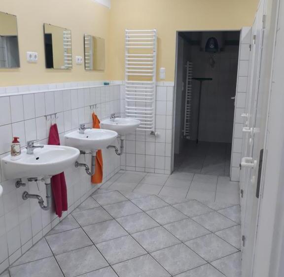 חדר סטנדרטי לארבעה עם חדר אמבטיה משותף, Lucky Hostel