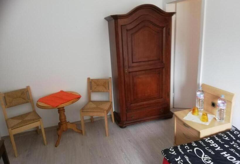 חדר סטנדרטי לארבעה עם חדר אמבטיה משותף, Lucky Hostel