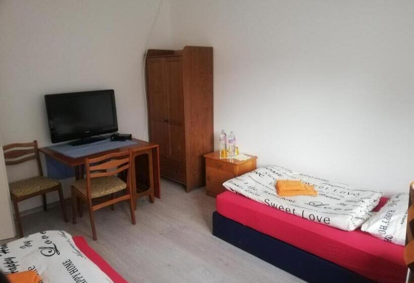 Номер Стандарт Четырехместный Совместный Санузел, Lucky Hostel