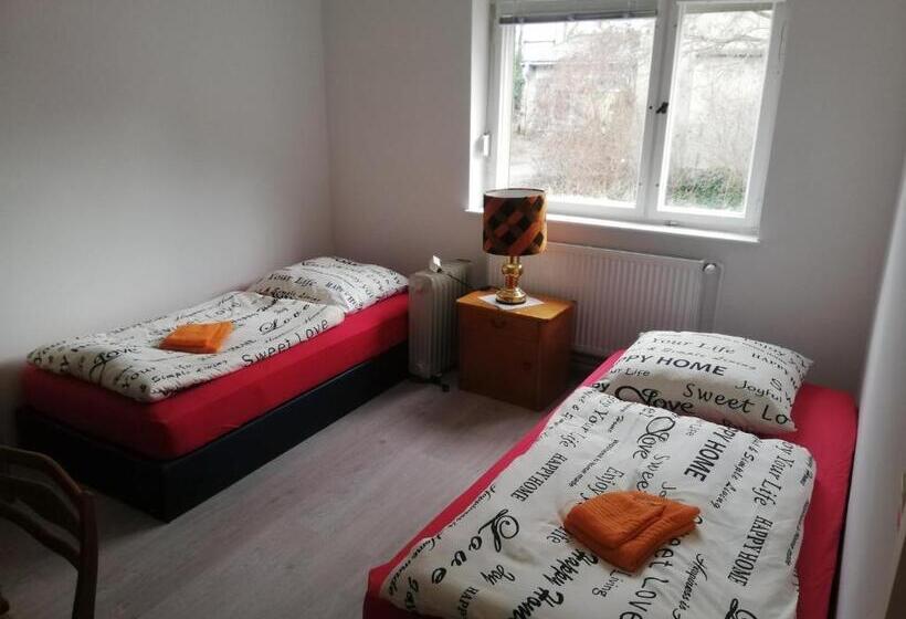 חדר סטנדרטי לארבעה עם חדר אמבטיה משותף, Lucky Hostel