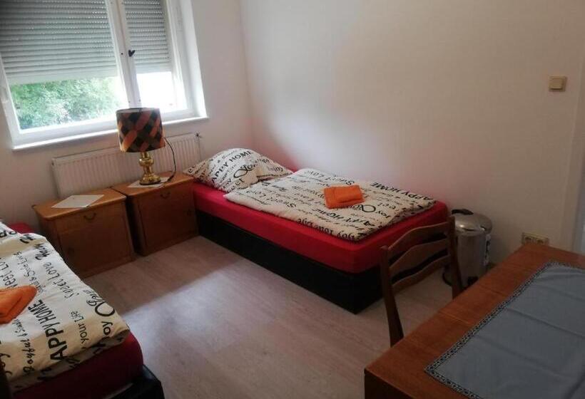 חדר סטנדרטי לארבעה עם חדר אמבטיה משותף, Lucky Hostel