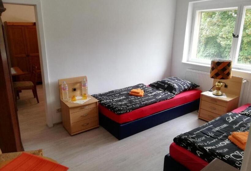 חדר סטנדרטי לארבעה עם חדר אמבטיה משותף, Lucky Hostel