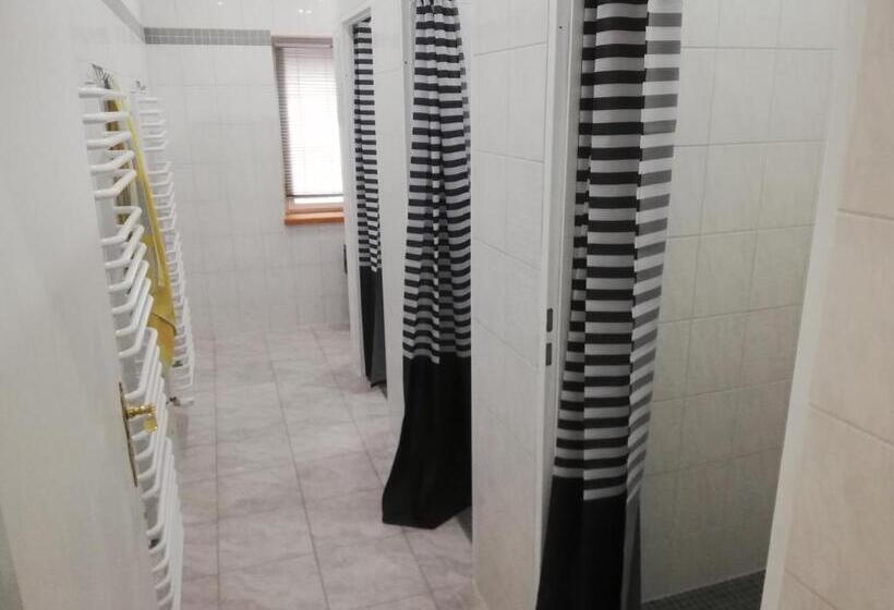 חדר סטנדרט לשלושה עם חדר אמבטיה משוף, Lucky Hostel